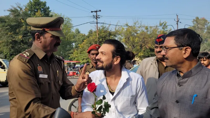 बाराबंकी: पीटीओ के साथ यातायात प्रभारी ने गुलाब का फूल देकर हेलमेट लगाने की दी हिदायत 